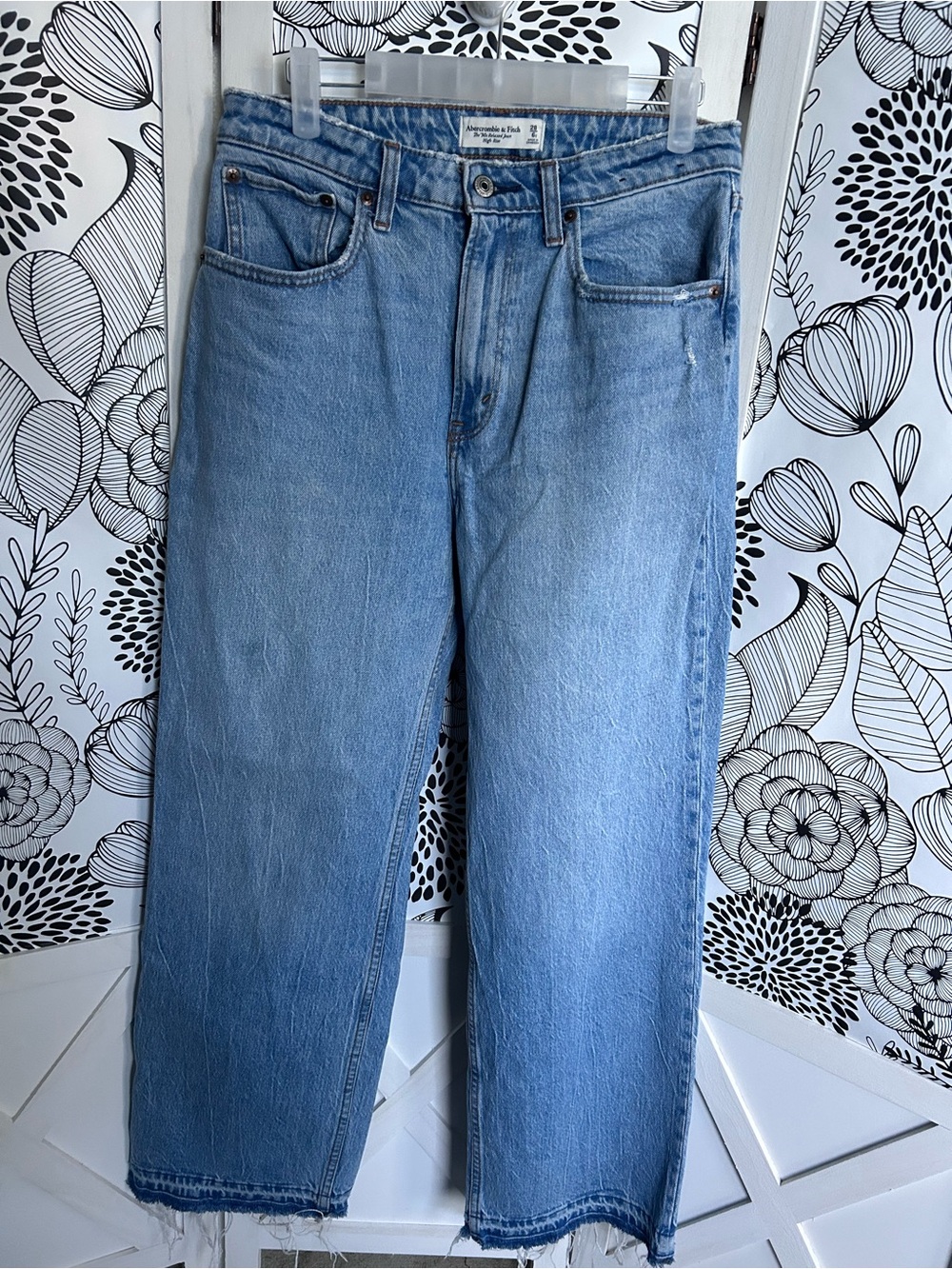 Abercrombie & Fitch The 90s Relaxed Jean High Rise with Frayed Hem